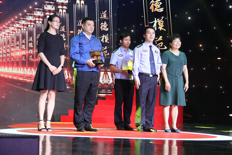 姚力軍、胡建江獲選寧波市道德模范評選獲得敬業(yè)奉獻模范.JPG