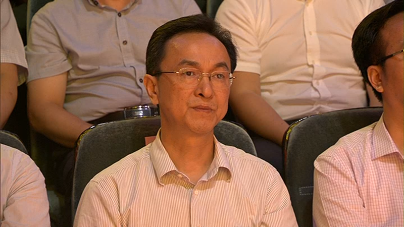 市委常委、宣傳部部長萬亞偉觀看了比賽，并為獲獎?wù)哳C獎.png