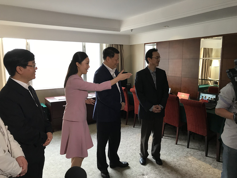 唐一軍、萬亞偉、施惠芳等領(lǐng)導(dǎo)看望慰問在京的新聞工作者.jpg