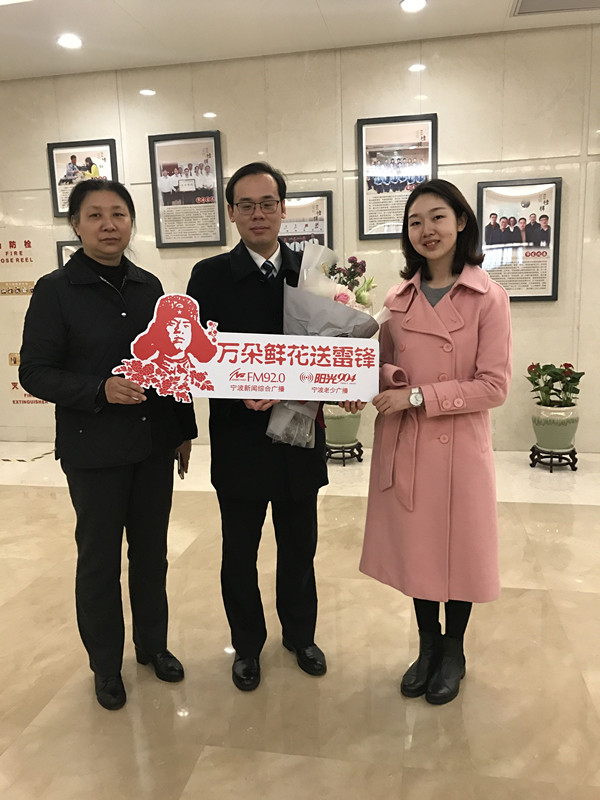 QQ圖片萬(wàn)朵鮮花送雷鋒3.jpg