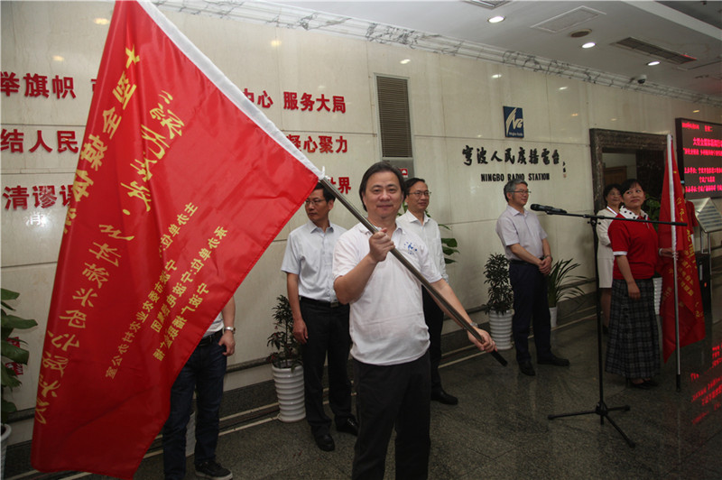 IMG_0878領導為采訪團隊授旗.JPG