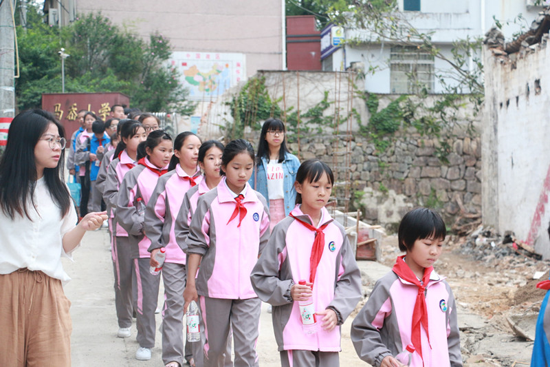 寧?？h深甽鎮(zhèn)馬岙小學(xué)的孩子們受邀觀看演出.jpg