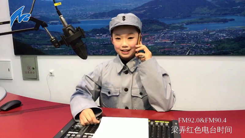 紅色小主播在直播間進(jìn)行視頻連線.jpg