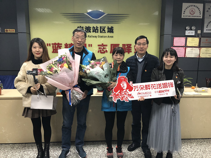 “萬朵鮮花送雷鋒”第三路送花使者葉秀少、吳巧為“藍精靈”志愿驛站志愿者送花.jpg