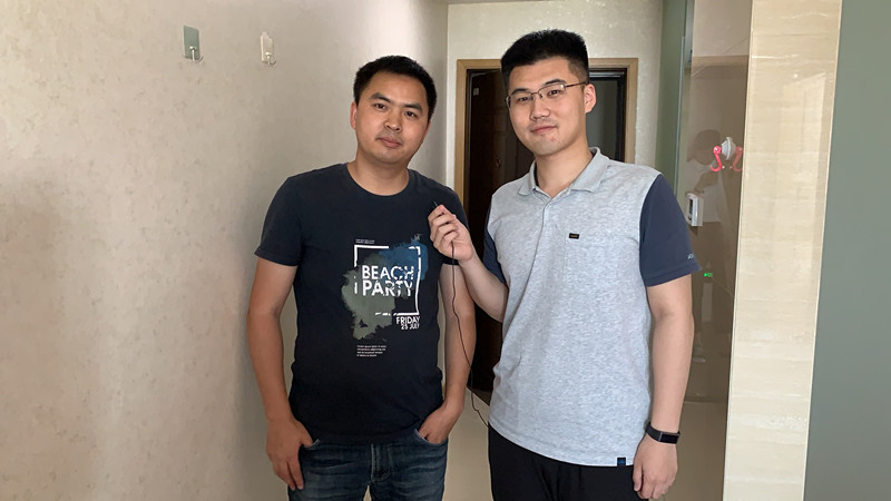 記者李明遠(yuǎn)在寧波瑞凌新能源科技有限公司人才房內(nèi)采訪住戶.jpg