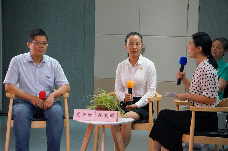 新聞廣播記者紀(jì)晨采訪基層優(yōu)秀黨員.JPG