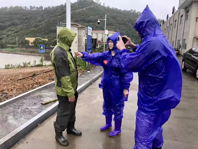 寧聚記者全松彬、顧瓊波在象山松蘭山大目灣龍洞碼頭防臺抗臺現(xiàn)場采訪.jpg