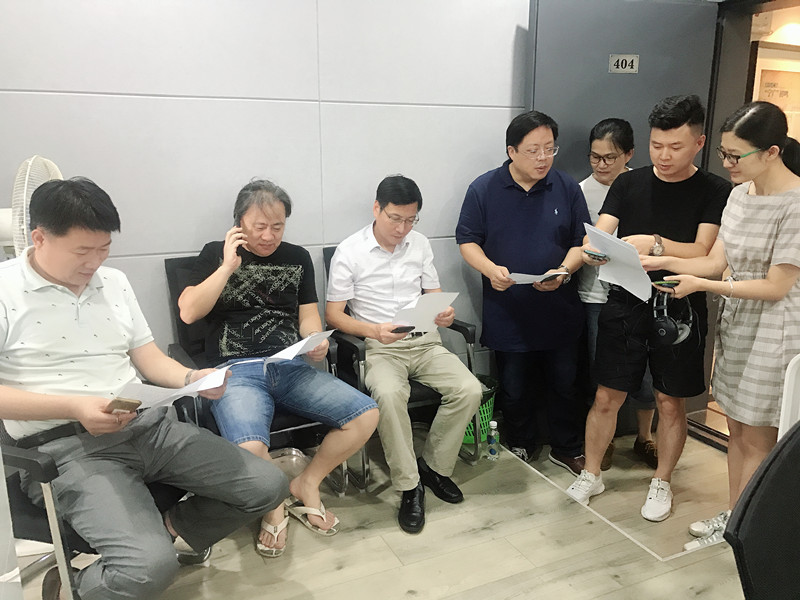 廣播各頻率工作人員討論防臺抗臺并機(jī)直播連線內(nèi)容.JPG