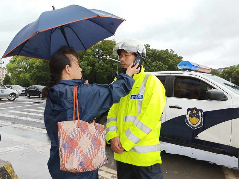交通廣播記者梁瑾在采訪正在值勤的交警.jpg