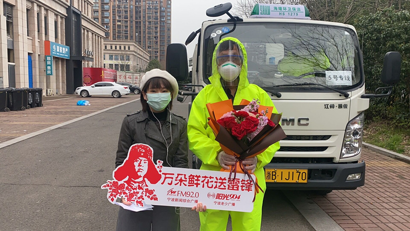 新聞綜合廣播記者吳巧向海曙區(qū)環(huán)衛(wèi)車隊清運班長嚴(yán)濤獻(xiàn)花.jpg