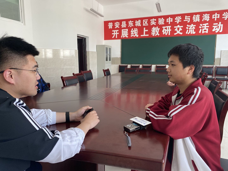 新聞廣播記者李明遠采訪教育扶貧點.jpg