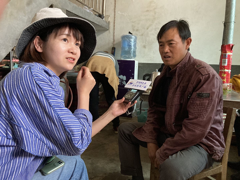 新聞廣播記者吳巧采訪建檔立卡貧困戶.jpg