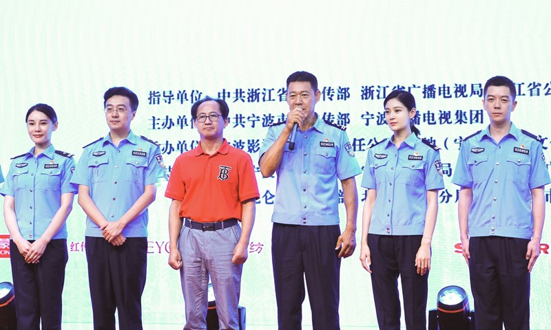 領(lǐng)銜主演、著名表演藝術(shù)家張豐毅接受媒體采訪.jpg