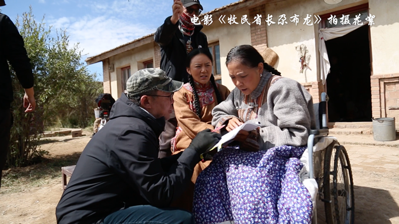 導(dǎo)演在片場(chǎng)與主演說(shuō)戲.png