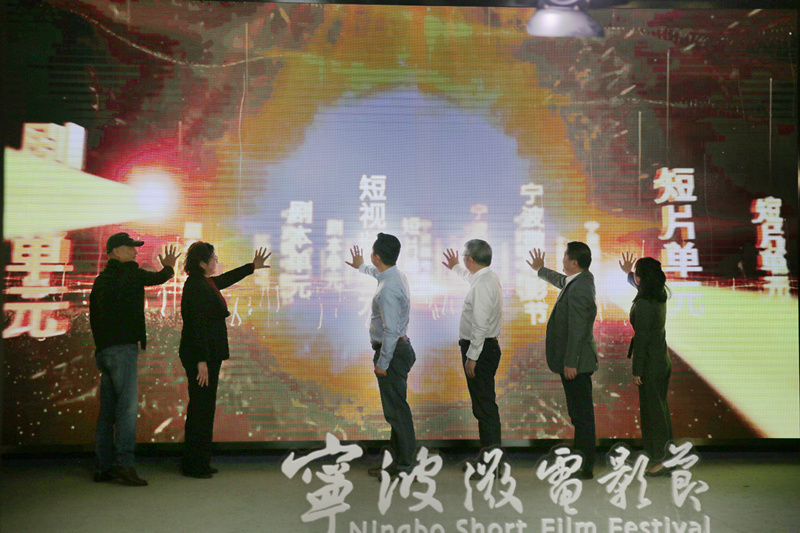 領(lǐng)導(dǎo)揭幕.jpg
