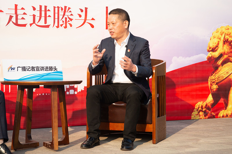 滕頭村黨委書記傅平均與記者互動_副本.jpg