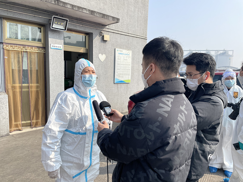 記者吳昊在鎮(zhèn)海采訪醫(yī)護人員.jpg