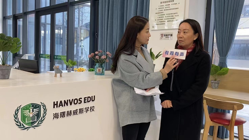 記者徐寧在一線采訪.jpg
