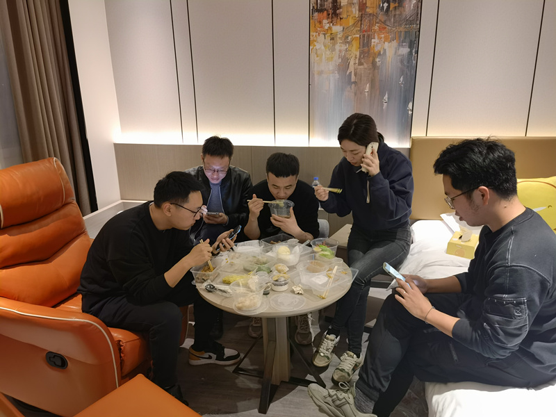 記者吳昊在鎮(zhèn)海采訪間隙工作餐.jpg