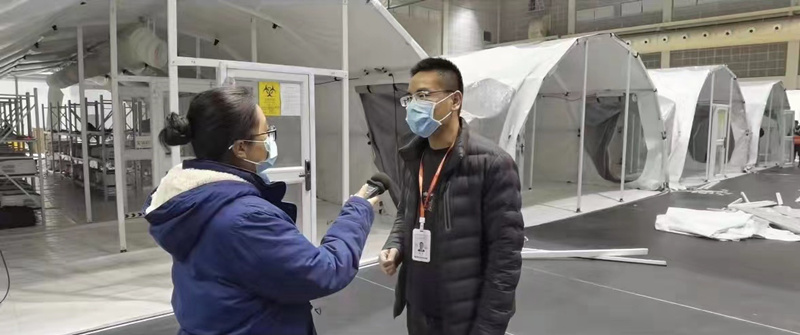 新聞廣播記者王惠慧采訪北侖體育訓(xùn)練基地氣膜方艙負(fù)責(zé)人.jpg