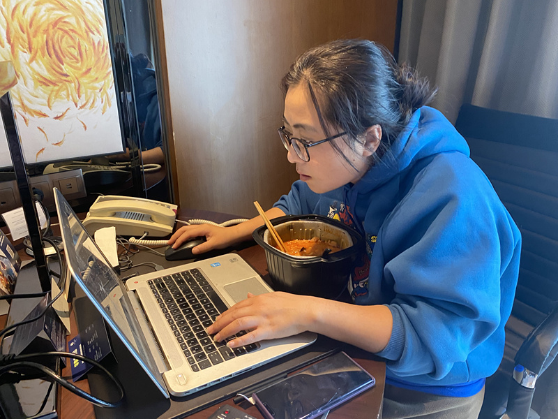 新聞廣播記者王惠慧趕制北侖抗疫稿件.jpg