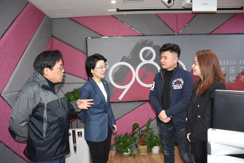 金彥部長(zhǎng)與采編播人員親切交談.JPG