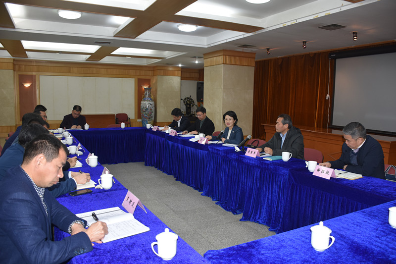 金彥部長(zhǎng)聽(tīng)取匯報(bào).JPG