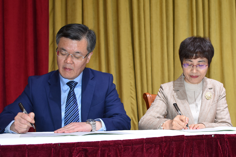 李總與班子成員簽責(zé)任書(shū)1.JPG