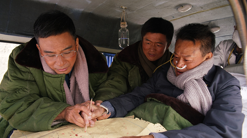 1.尕布龍帶病堅持工作_副本.jpg