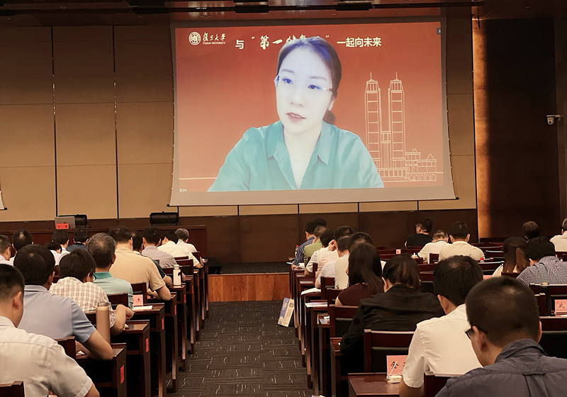 鄭雯通過視頻連線授課.jpg