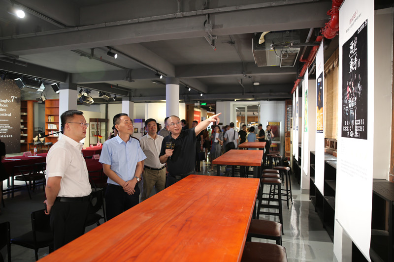 參觀海報(bào)展.jpg