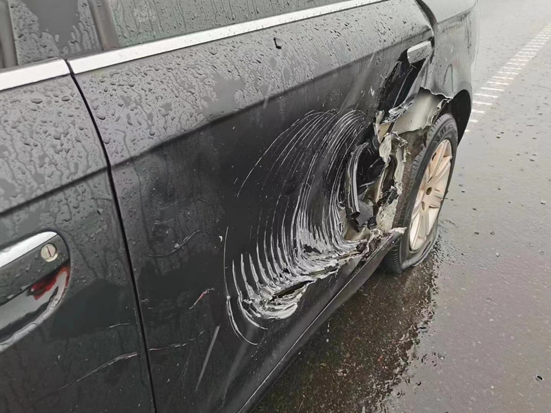 記者被撞壞的私家車.jpg