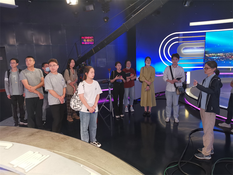 參觀高清演播室.jpg