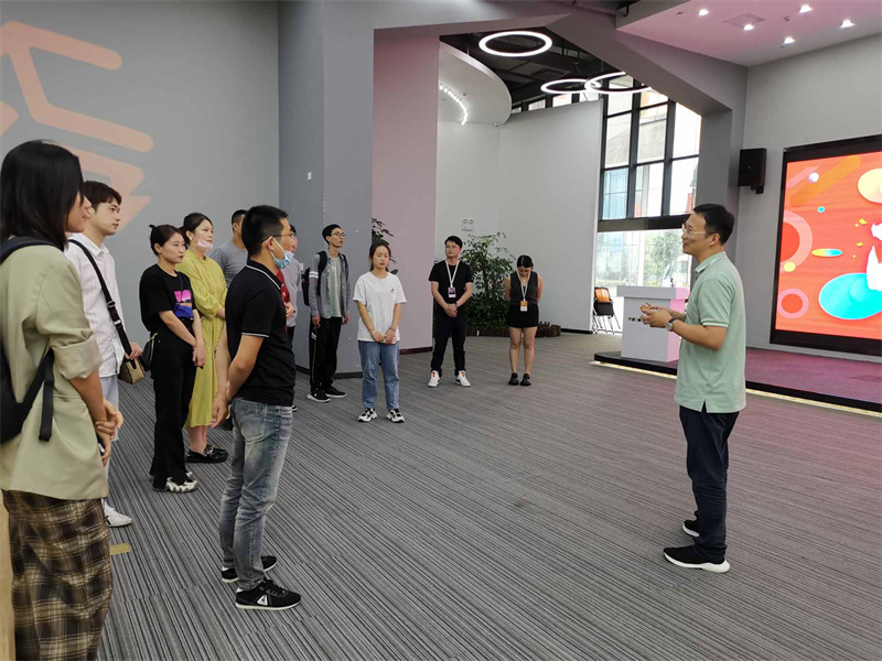 參觀前洋直播中心.jpg