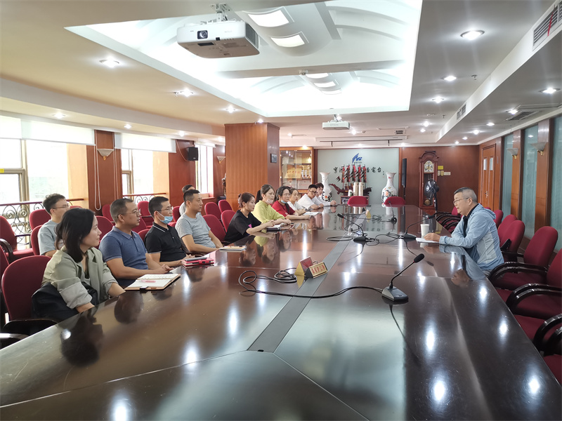 原電臺(tái)臺(tái)長徐明鳴講課.jpg