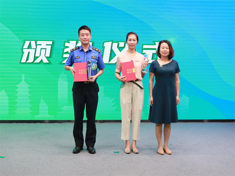 寧波市生態(tài)環(huán)境局黨組成員、副局長馬穎穎為一等獎獲得者頒獎.png