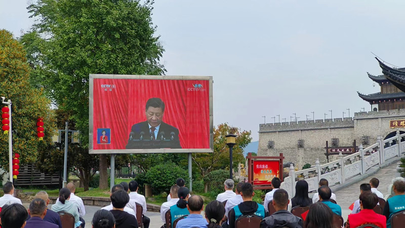 奉化滕頭村集體收聽(tīng)收看.jpg
