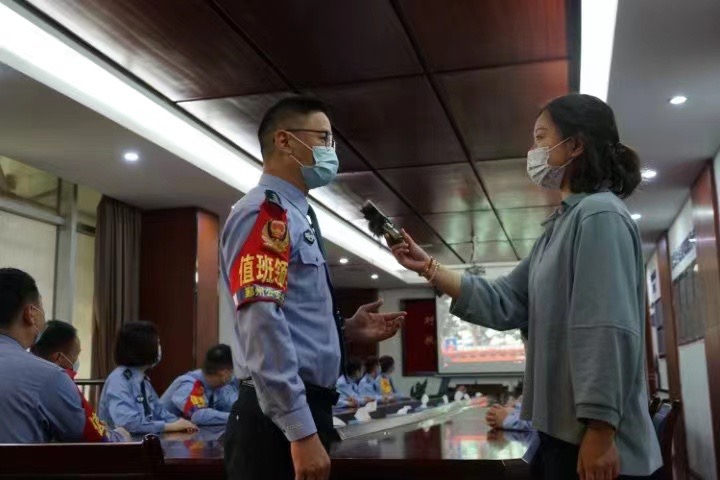 廣播頻率群記者石瑜瑩采訪(fǎng)公安干警圖.jpeg