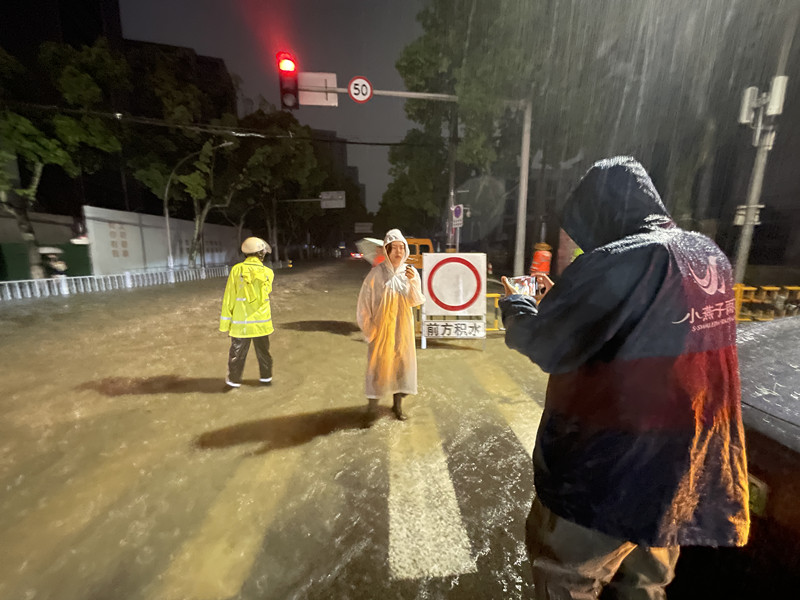 廣電新聞中心記者在臺(tái)風(fēng)中報(bào)道.jpg