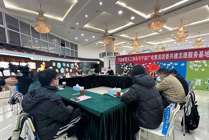 “煙頭爺爺”余志法、城管義工蘆杰分享志愿服務(wù)心得.jpg