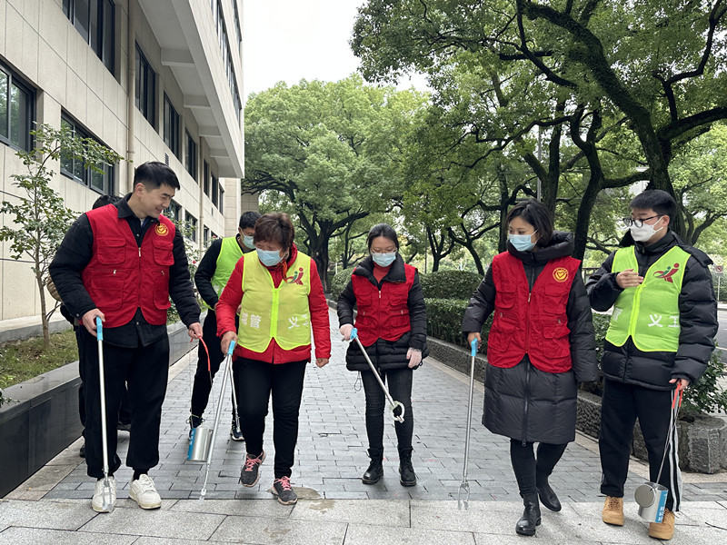 廣電志愿者上路撿拾煙蒂.jpg