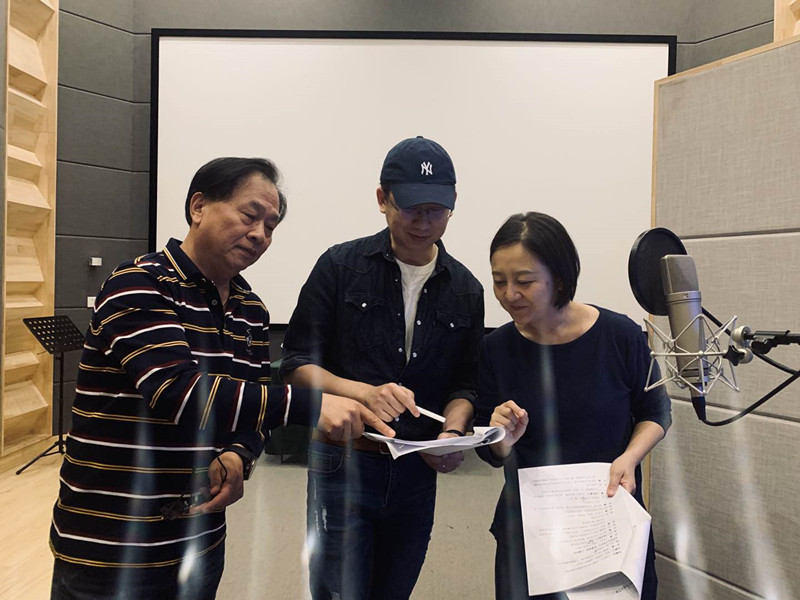 導(dǎo)演王銳（左）正指導(dǎo)演員錄制.jpg