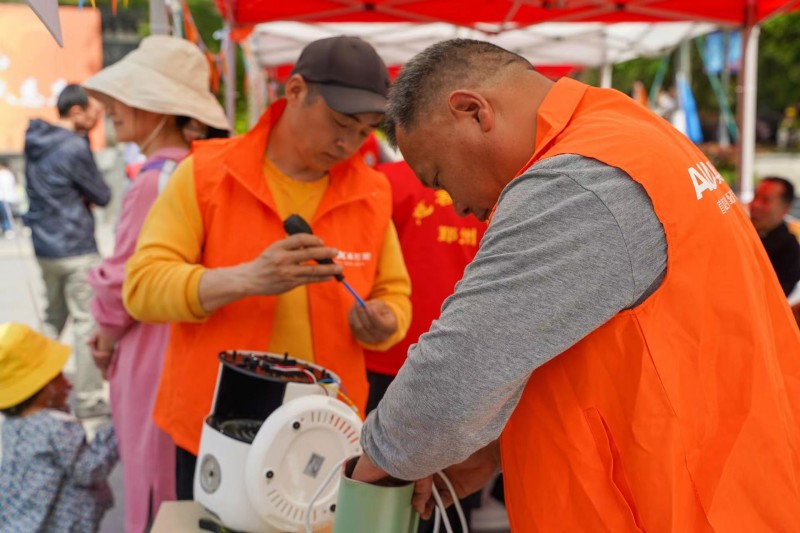 鄞州慈善義工修電器.jpg
