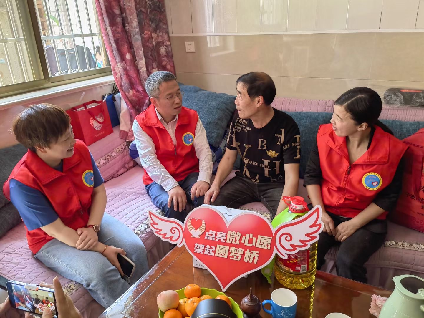 民政鄔局海英會(huì)長入戶慰問.jpg