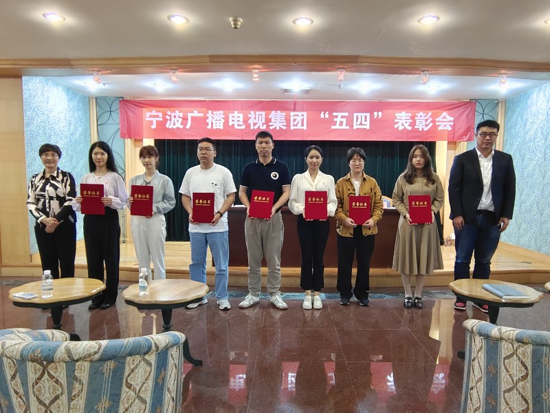 為集團(tuán)優(yōu)秀團(tuán)員頒獎1.JPG