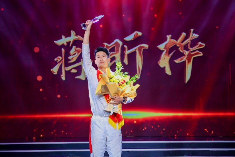 2022年度最美寧波人年度人物蔣昕樺領(lǐng)獎.jpg