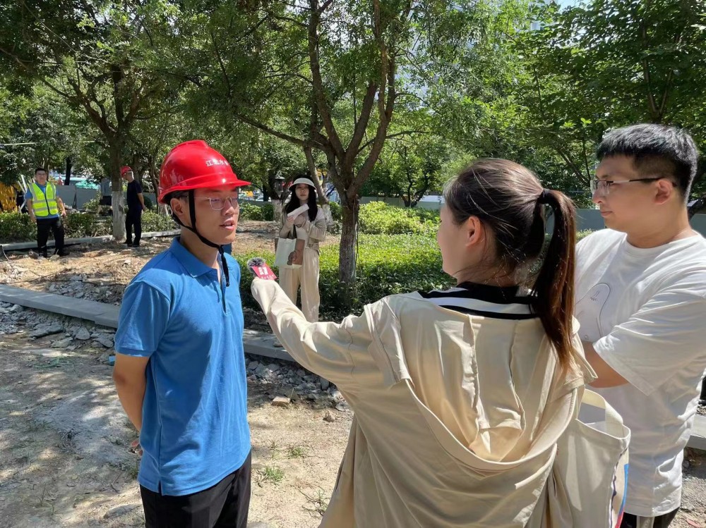 《來發(fā)講啥西》記者拍攝主汛期來臨前排水疏通準(zhǔn)備工作.jpg