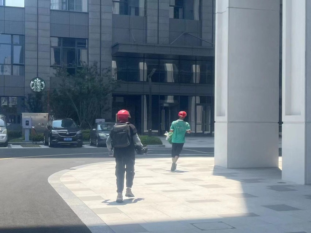 《看點(diǎn)》記者跟隨拍攝外賣小哥在高溫下送生活物資.jpg