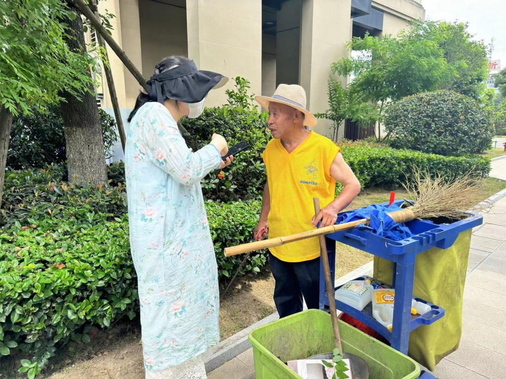 交通廣播記者采訪小區(qū)保潔員.JPG