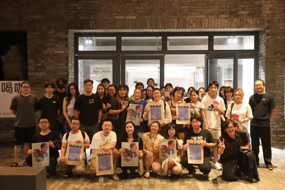 觀影團與導演合影.jpg